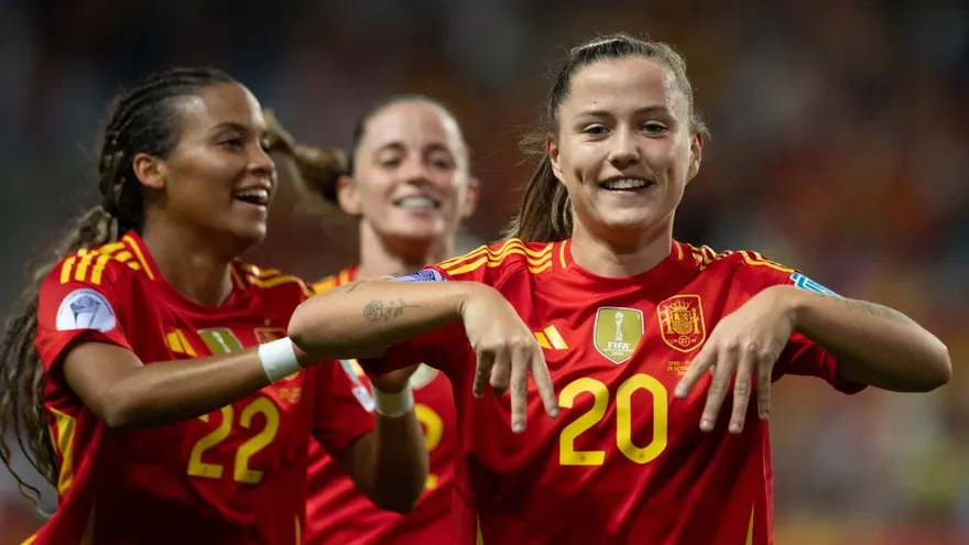 Claudia Pina (d) celebra con sus compañeras de la Selección Femenina de España