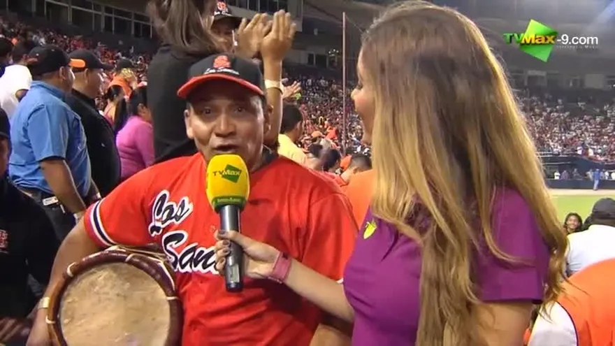 La emoción en las gradas de la final del béisbol juvenil