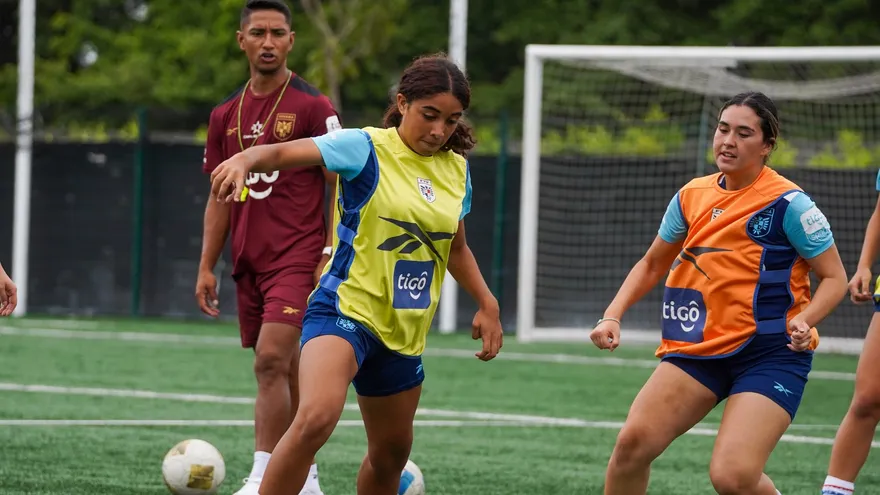 Jugadoras de la Selección Femenina Sub-17 de Panamá en entrenamiento