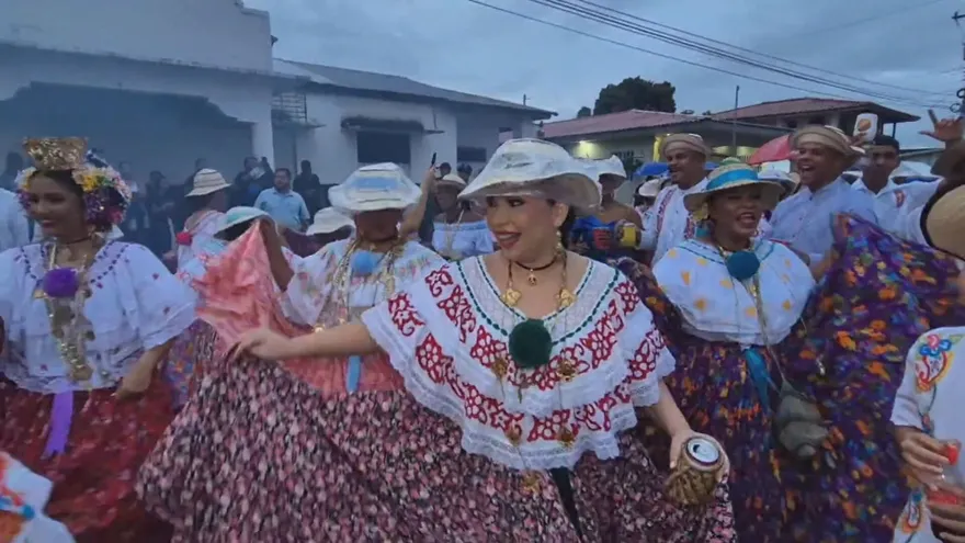 Antoneras lucieron la pollera picarona