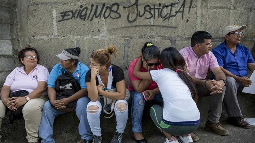 Un grupo de personas participa en un plantón hoy, lunes 2 de julio de 2018, en el exterior de la cárcel de máxima seguridad llamada Dirección de Auxilio Judicial y conocida como " El Chipote", en Managua (Nicaragua).