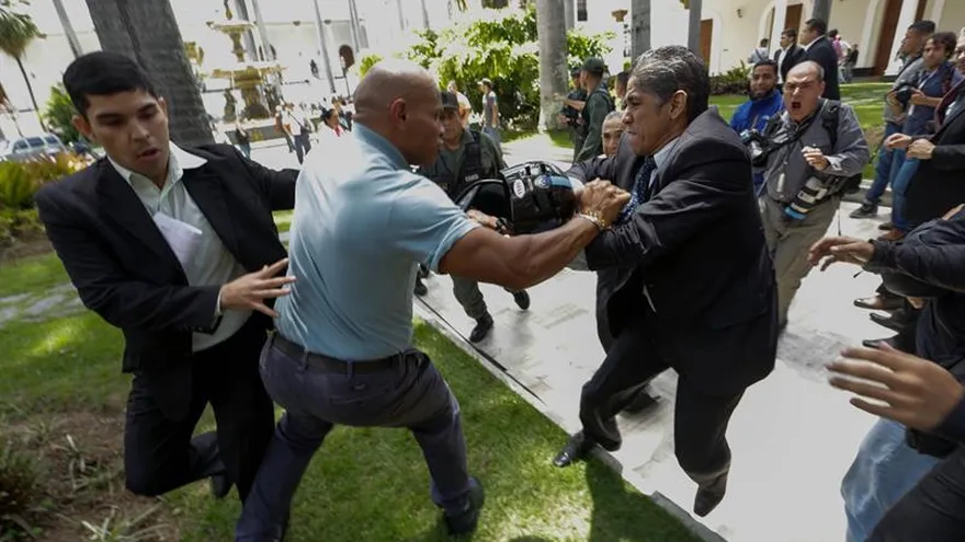 Personas forcejean durante enfrentamientos en la Asamblea Nacional hoy, miércoles 5 de julio de 2017, en Caracas (Venezuela).