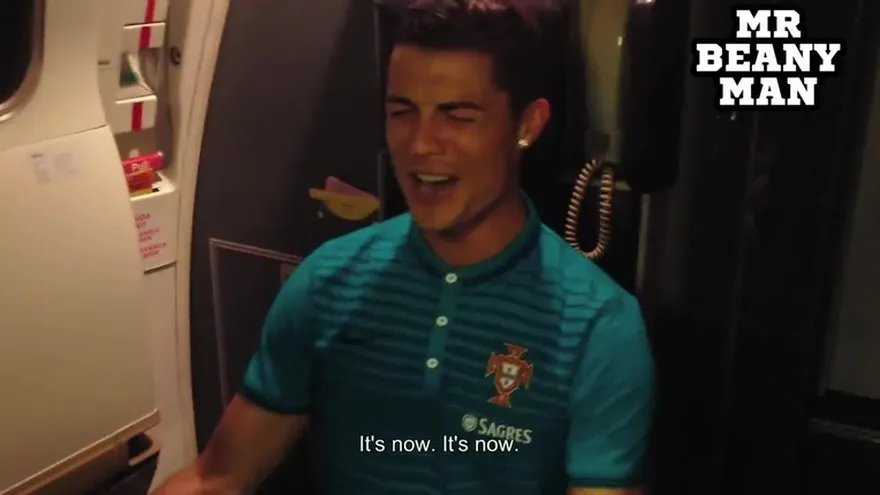 CR7 cantó un tema de Rihanna a bordo de un avión