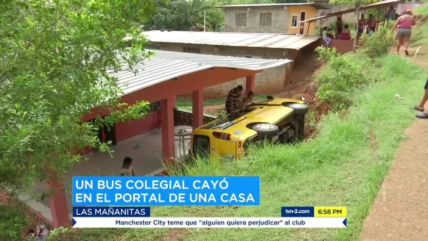 Busito colegial cayó en el portal de una casa