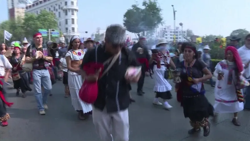 Miles marchan en México contra aumento de precio de gasolina