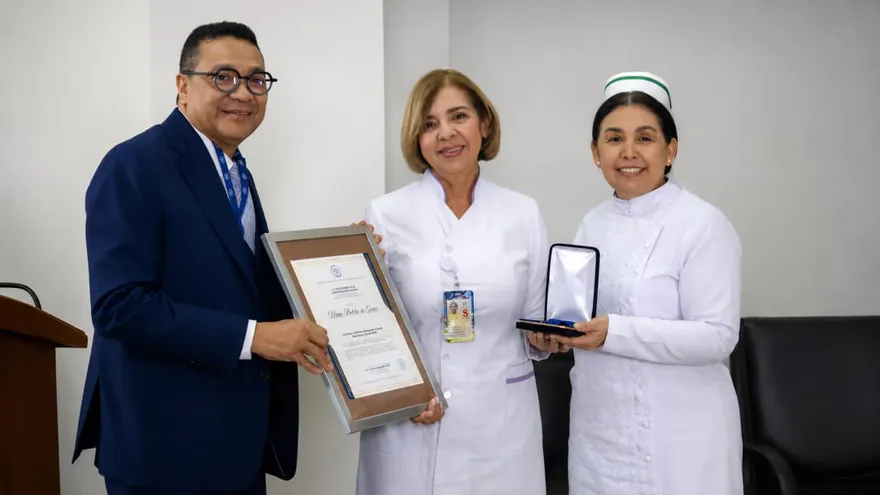 La enfermera geriatra María Batista recibe su premio a la excelencia