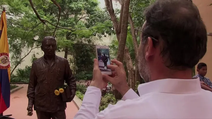 Develan escultura de García Márquez en Cuba