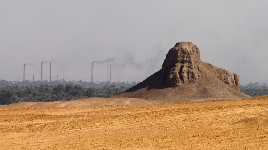Unas fábricas de ladrillo echan humo por sus chimeneas en el Valle del Nilo cerca de la antigua "Pirámide Negra" del Faraón Amenemhet III