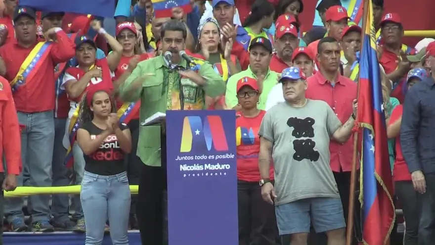 Maduro cierra campaña en Venezuela junto a Maradona