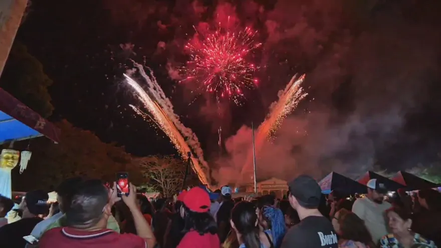 Fuegos artificiales marcaron el inicio de las festividades.