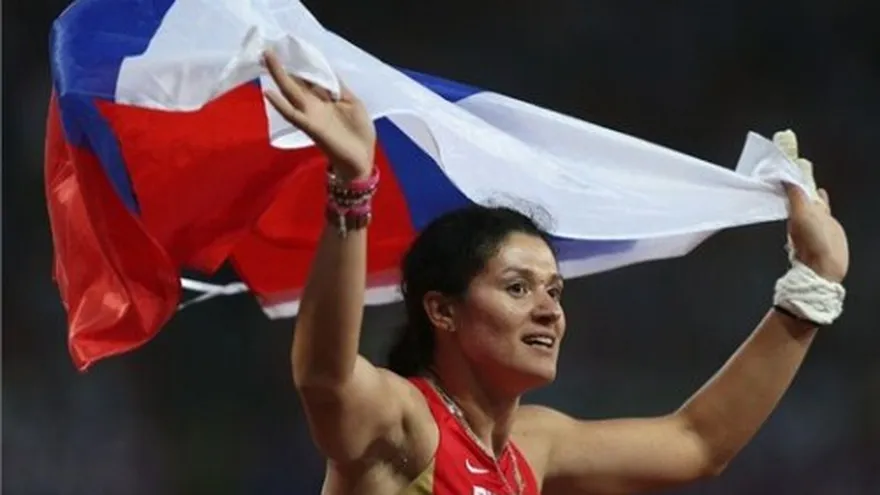 Lysenko lanzó el martillo más lejos que los demás