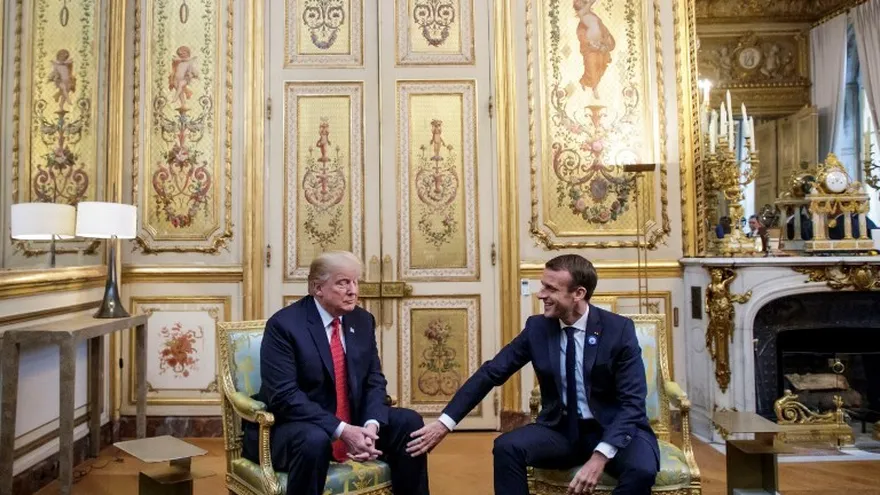 El presidente francés Emmanuel Macron (d), en reunión con su homólogo estadounidense Donald Trump (i) en París, Francia.
