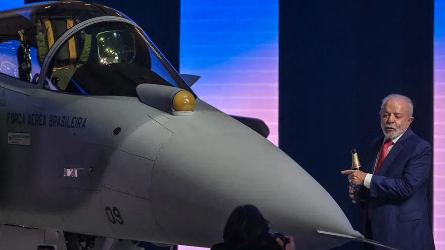 Avión de combate supersónico F-39E Gripen fabricado en Brasil