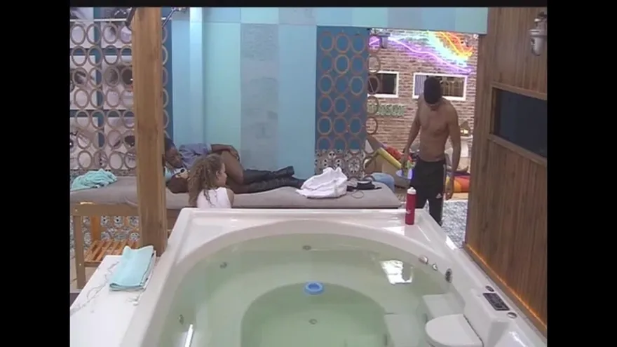 Enrique tiene mejor humor, ahora es stripper