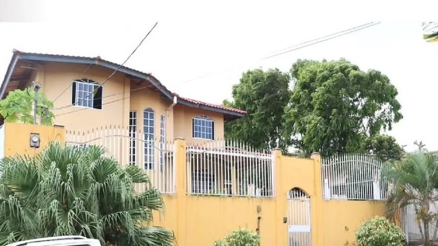 Casa que será subastada por la Dirección General de Ingresos.