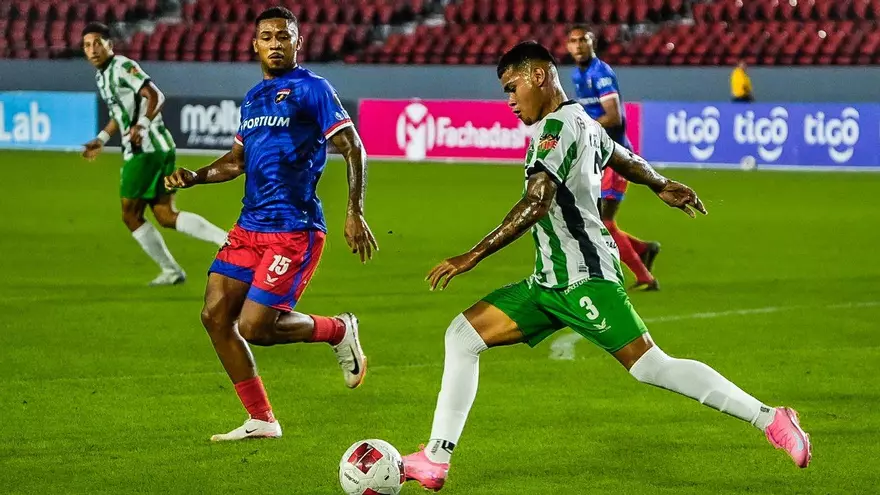 Yeison Ortega del Alianza intenta hacer un tiro mientras era marcado por Yoameth Murillo del Plaza Amador