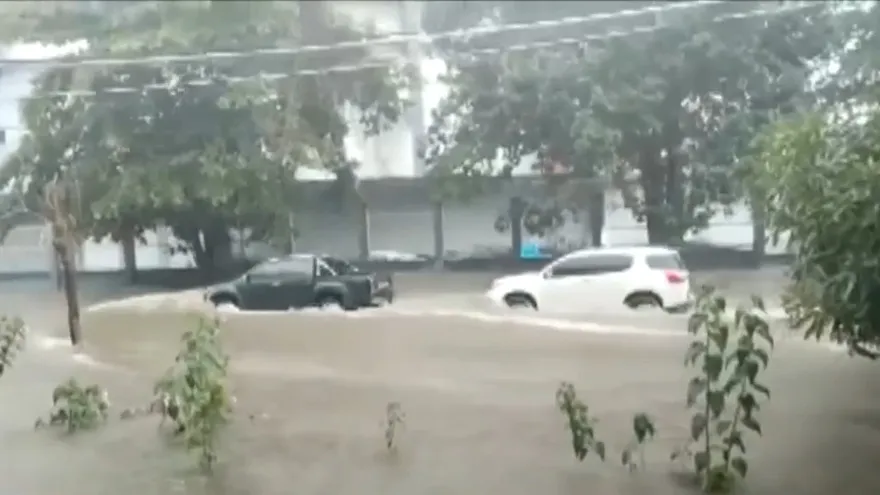 Vehículos atrapados por inundaciones