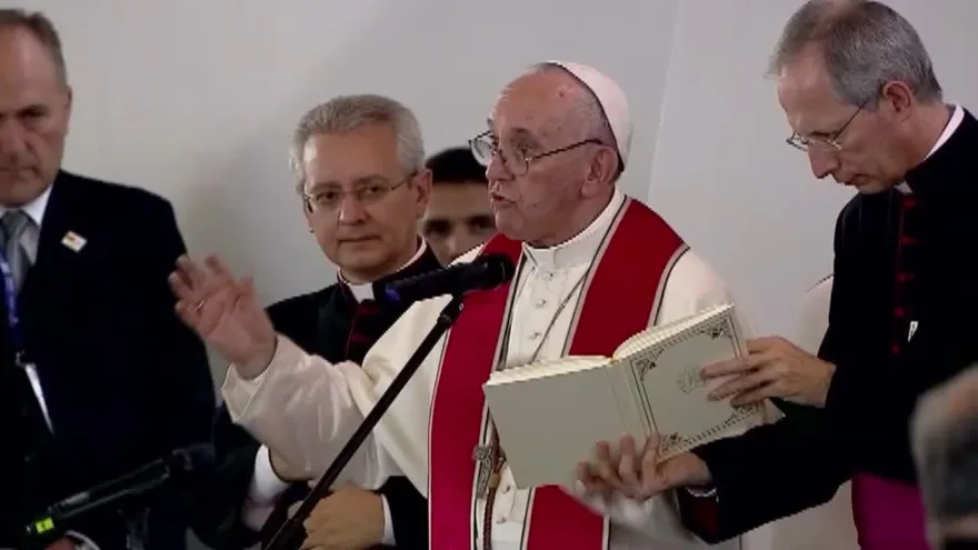 ¿Cómo es viajar con el Papa? Esto es lo que dicen un piloto y una tripulante de cabina