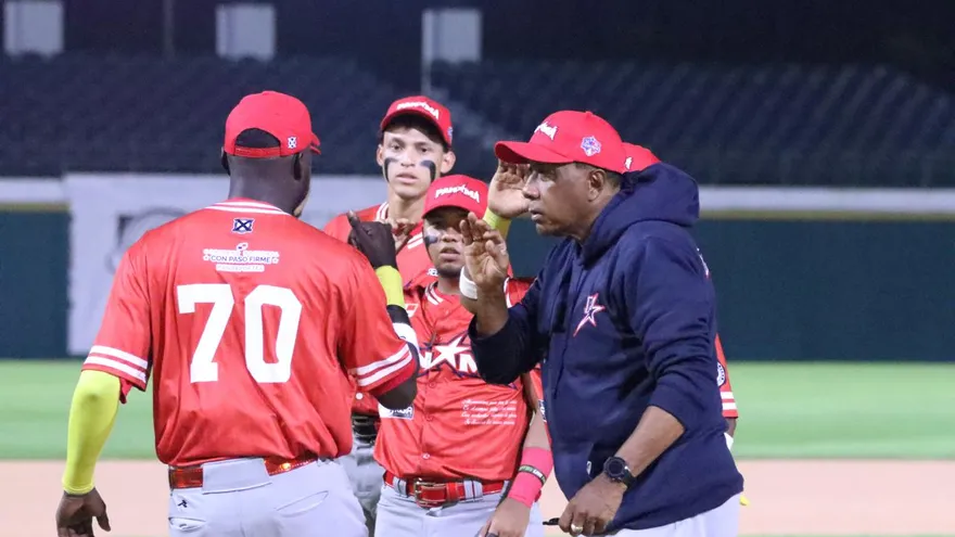 Aníbal Reluz (d), manager de la Selección Sub-23 de Panamá, se reúne con algunos peloteros