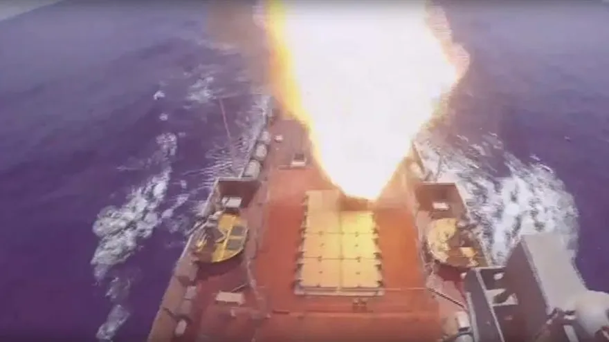 Fotograma de un vídeo facilitado hoy, 19 de agosto de 2016, por el ministerio de Defensa ruso que muestra el lanzamiento de misiles "Calibre" desde un navío ruso en aguas del Mediterráneo oriental contra las posiciones del grupo terrorista Frente al Nusra en Siria.