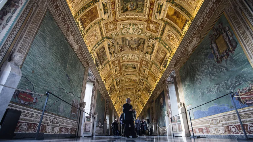 Un hombre visita la restaurada Galería de los Mapas en los Museos del Vaticano durante su reapertura hoy 27 de abril de 2016.