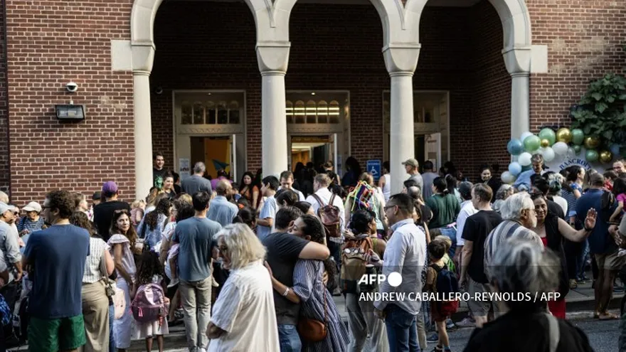 Estudiantes llegan a escuela de Washington