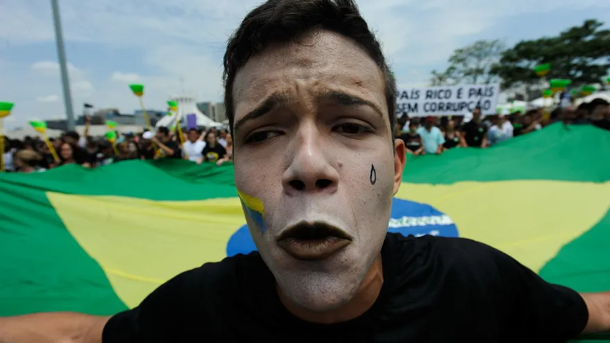 Manifestantes participan en una protesta contra la corrupción en Brasilia, Brasil.