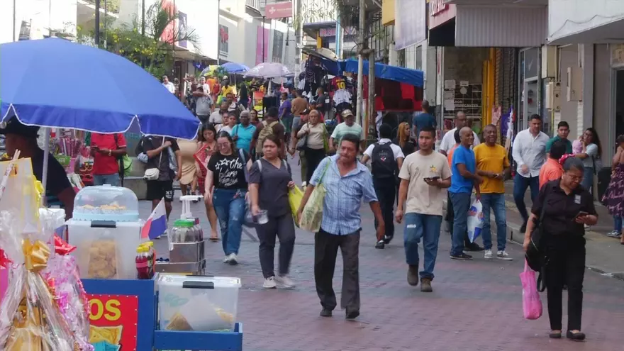Personas realizan compras en la Avenida Central