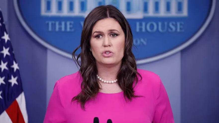 La portavoz del gobierno estadounidense, Sarah Huckabee Sanders, atiende las preguntas de los medios de comunciación, en Washington, DC, Estados Unidos, hoy, 16 de marzo de 2018.