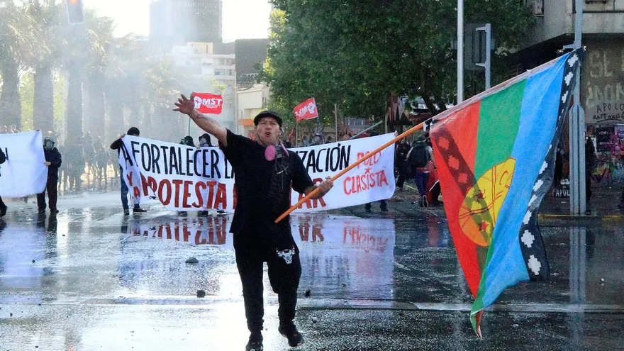 Un hombre participa en unas protestas en Santiago de Chile