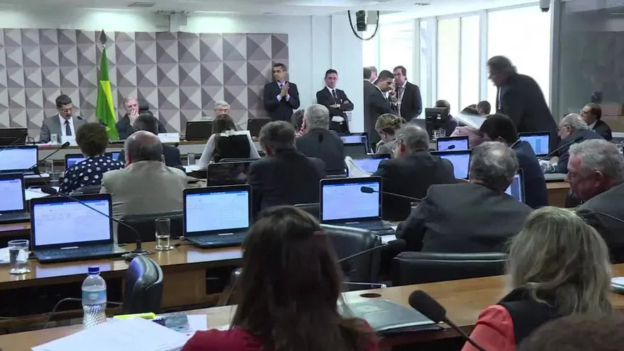 Senado brasileño retrasa votación de reformas laborales