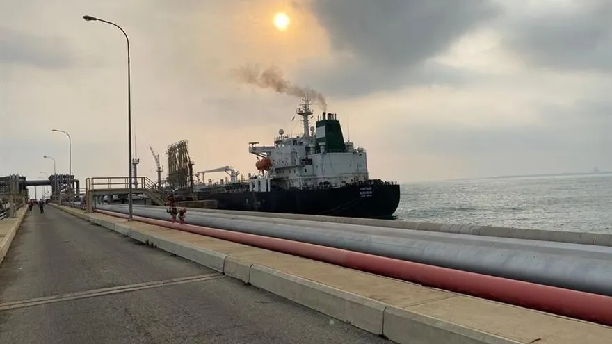 Fotografía cedida este lunes por el Ministerio de Comunicación e Información (MinCI) de Venezuela en la que se reigstró el buque iraní "Fortune", tras atracar en las costa de Puerto Cabello.