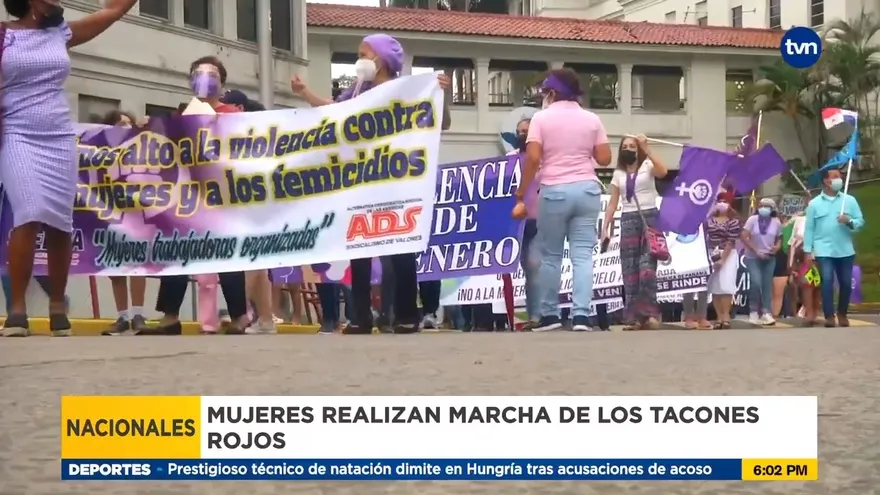 Marcha de "Los Tacones Rojos" en el Día Internacional para la eliminación de la violencia contra la mujer