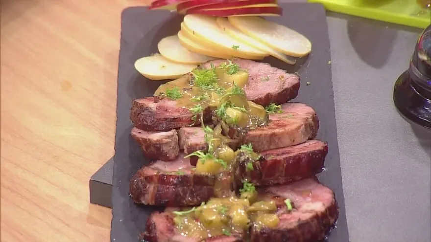¡Delicioso! Lomo navideño con sabor a ciruela y canela