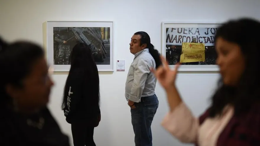 Visitantes de la exposición EsFotoperiodismo 2018 fueron registrados este jueves, en el Centro Cultural de España de Ciudad de Guatemala.