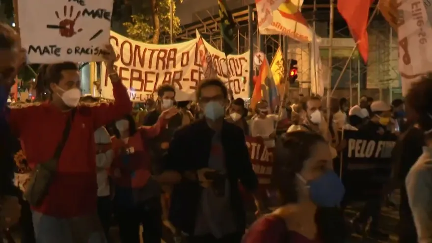 Miles protestan contra el racismo y la violencia policial en Brasil