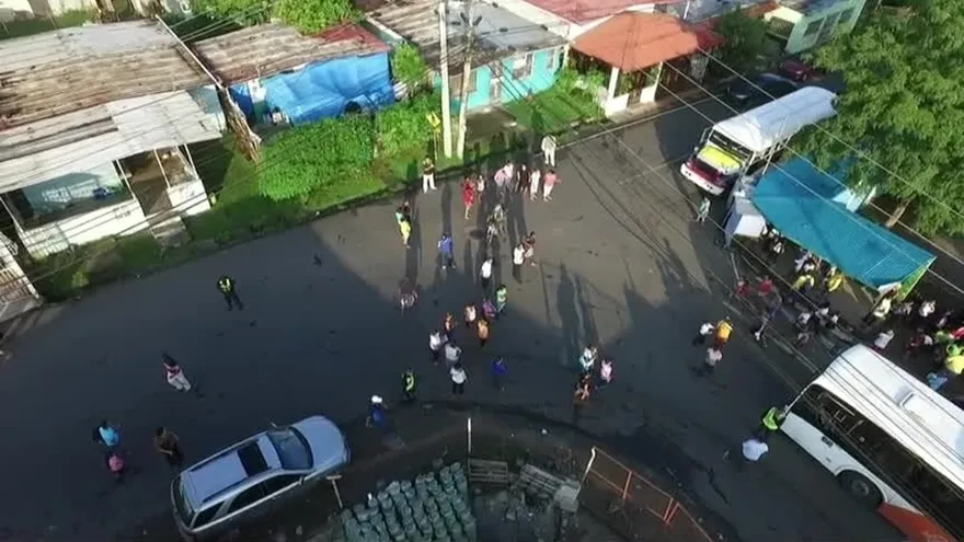 Protestan por mal estado de puente peatonal