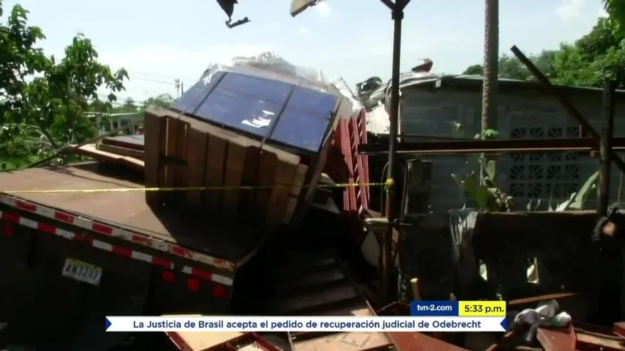Camión cae en portal de una casa en La Chorrera