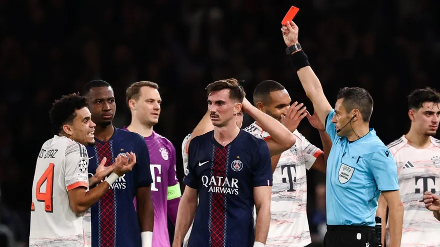 Luis Díaz (i) es expulsado durante el partido entre el Bayern Múnich y el PSG
