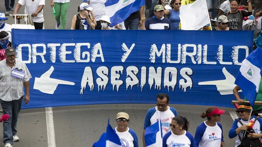 Las protestas contra Ortega y su esposa, la vicepresidenta Rosario Murillo, iniciaron por unas fallidas reformas a la seguridad social y se convirtieron en un reclamo que pide la renuncia del mandatario, después de once años en el poder, con acusaciones de abuso y corrupción en su contra.