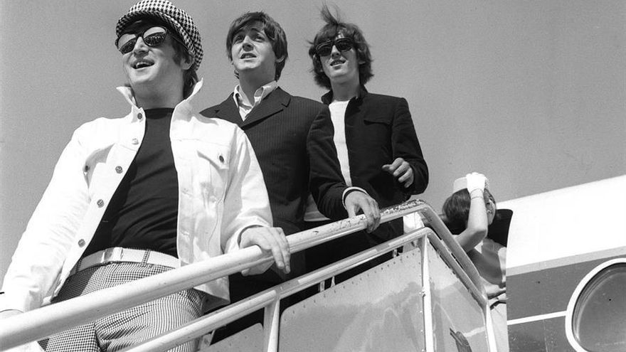 John Lennon, Paul McCartney y George Harrison descienden del avión a su llegada al aeropuerto de Barajas en 1965.