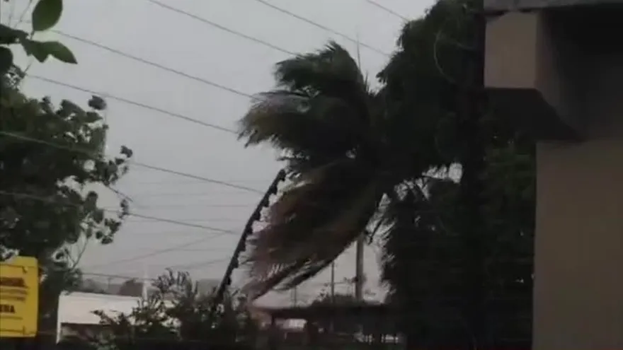 Fuertes vientos anteceden las lluvias en la capital este lunes