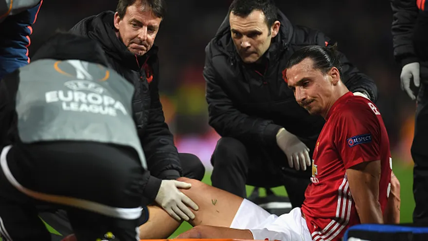 Zlatan Ibrahimovic al momento de ser atendido por el cuerpo médico