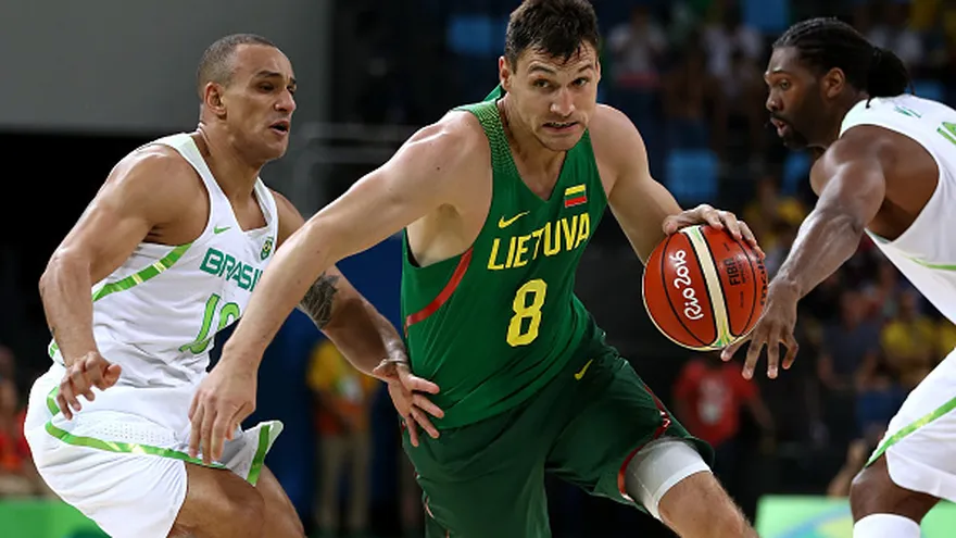 Jonas Maciulis (8) de Lituania, mueve la bola ante Alex García de Brasil.