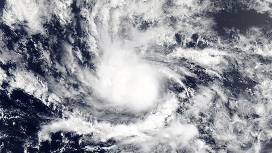 Fotografía facilitada por la NASA muestra la depresión de los trópicos camino de convertirse en el huracán Beryl, sobre el Caribe, hoy, 6 de julio de 2018. El huracán Beryl, de categoría 1, se intensificó hoy ligeramente al alcanzar vientos máximos sostenidos de 80 millas por hora (130 km/h) mientras se aproxima a las Antillas Menores, informó el Centro Nacional de Huracanes (NHC) de EE.UU.