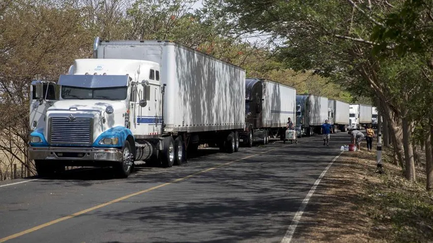 Camioneros de Centroamérica piden flexibilidad migratoria durante la pandemia