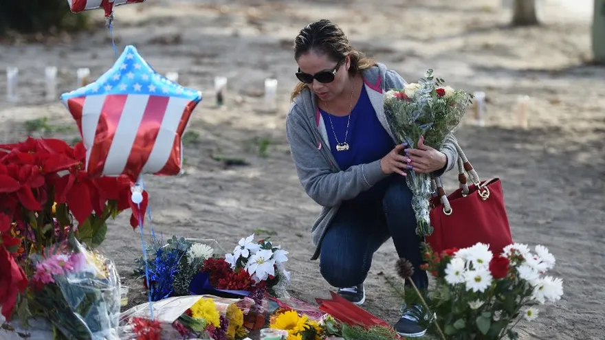 Visitantes dejan flores en un monumento improvisado a las víctimas de un tiroteo masivo, en San Bernardino, California. El FBI investiga el caso como un acto de terrorismo.