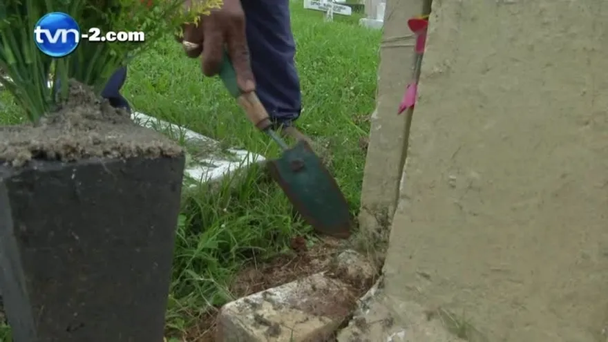 Familias recuerdan en el cementerio a sus madres