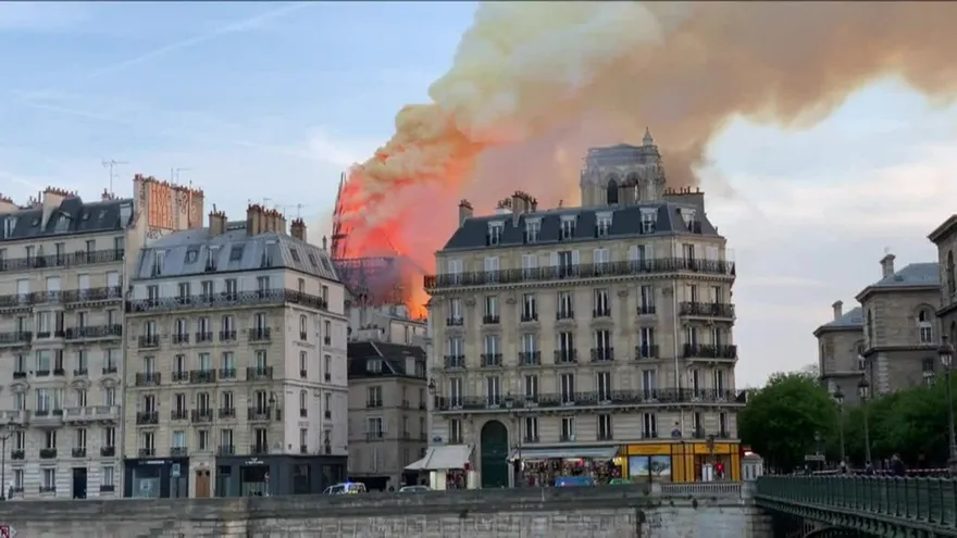 La “estructura” de Notre Dame se salva de un incendio devastador