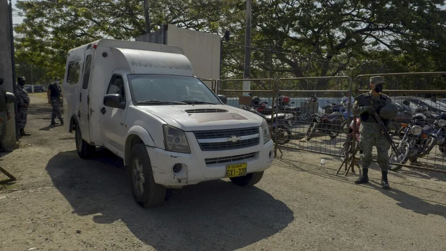 Aumentan a 100 los muertos por motín en cárcel de Ecuador